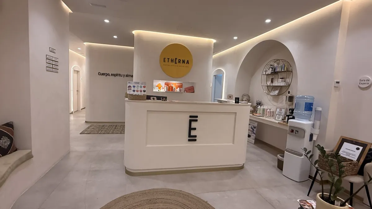 Recepción de Etherna Clinic en Lebrija (Sevilla)